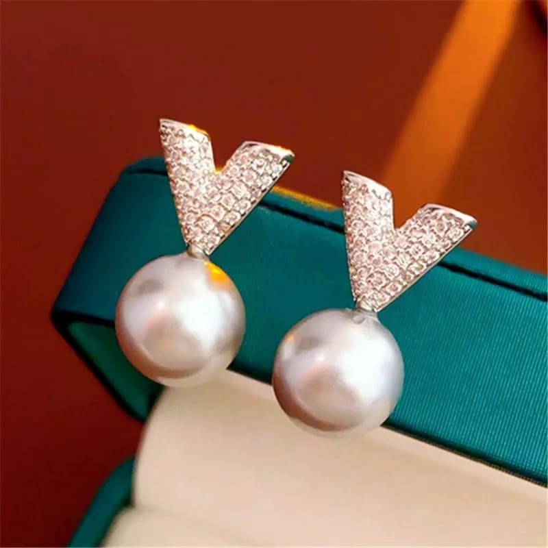 V shape freshwater pearl earrings