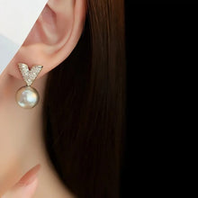Load image into Gallery viewer, V shape freshwater pearl earrings

