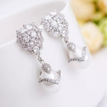 Load image into Gallery viewer, Ear drop sterring earrings with fresh water pearls
