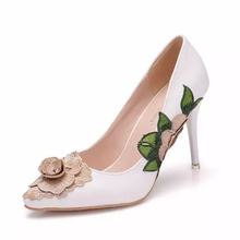 Load image into Gallery viewer, Pumps heels with lace flower
