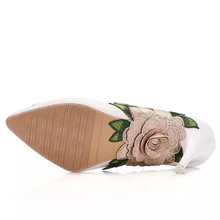 Load image into Gallery viewer, Pumps heels with lace flower
