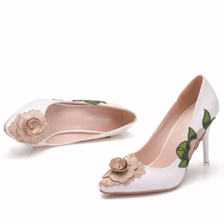 Pumps heels with lace flower