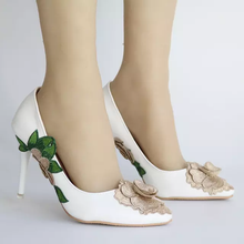 Load image into Gallery viewer, Pumps heels with lace flower
