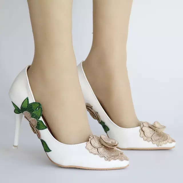 Pumps heels with lace flower