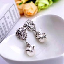 Load image into Gallery viewer, Ear drop sterring earrings with fresh water pearls
