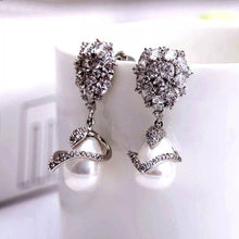 Load image into Gallery viewer, Ear drop sterring earrings with fresh water pearls
