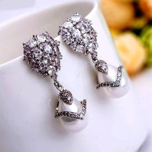 Load image into Gallery viewer, Ear drop sterring earrings with fresh water pearls
