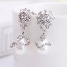 Load image into Gallery viewer, Ear drop sterring earrings with fresh water pearls
